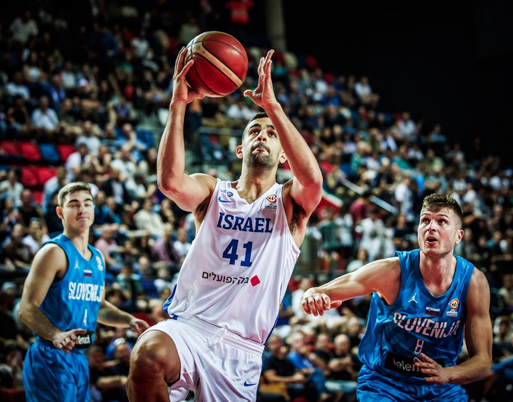 תומר גינת במדי נבחרת ישראל בכדורסל, מול סלובניה (צילום: FIBA)