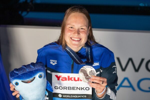 אנסטסיה גורבנקו עם מדליית הכסף באליפות העולם בשחייה (צילום: סימונה קסטרווילארי, איגוד השחייה)