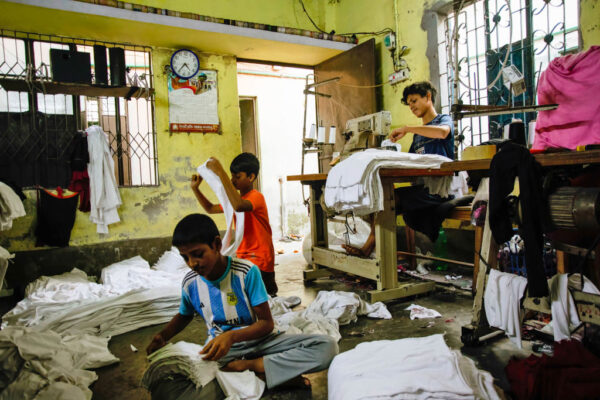 ילדים מייצרים בגדים במתפרה בדאקה, בירת בנגלדש (צילום: Ziaul Haque Oisharjh/SOPA Images/LightRocket via Getty Images)