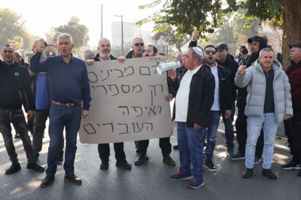 עובדי פרי גליל מפגינים בכניסה לחצור הגלילית (צילום: כדיה לוי)