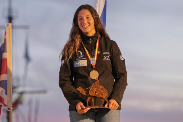 שרון קנטור עם מדליית הזהב באליפות העולם בגלישת רוח (צילום: sailing energy)