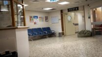 חדר המתנה במרכז לבריאות הנפש שער מנשה (צילום: דוד טברסקי)