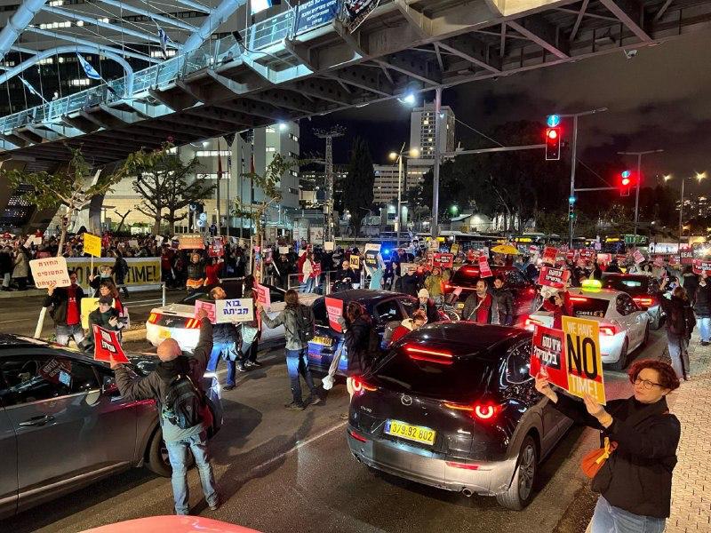מפגינים חוסמים את דרך בגין בתל אביב בקריאה לעסקה לשחרור חטופים (צילום: רוני שפירא) מפגינים חוסמים את דרך בגין בתל אביב בקריאה לעסקה לשחרור חטופים (צילום: רוני שפירא)