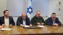 שר העבודה יואב בן צור (מימין), יו"ר נשיאות המגזר העסקי דובי אמיתי, יו"ר ההסתדרות ארנון בר-דוד ושר האוצר בצלאל סמוטריץ' חותמים על ההסכם בין ההסתדרות למעסיקים (צילום: משרד האוצר)