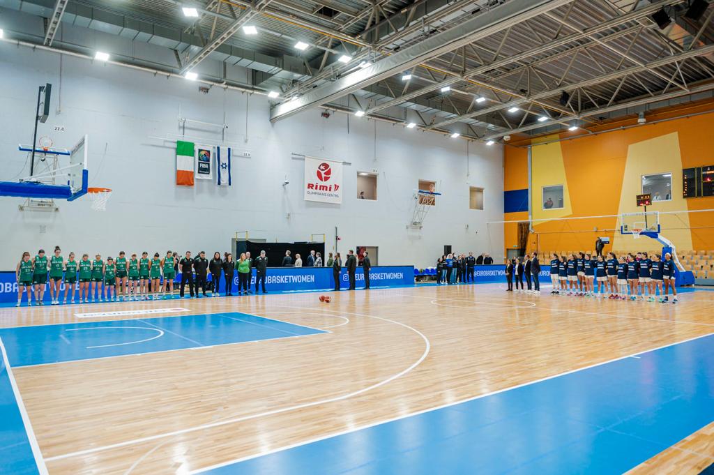 נבחרת הנשים של אירלנד בכדורסל לא מכבדת את טקס הפתיחה במשחק מול ישראל במוקדמות היורובאסקט (צילום: Renars Koris)