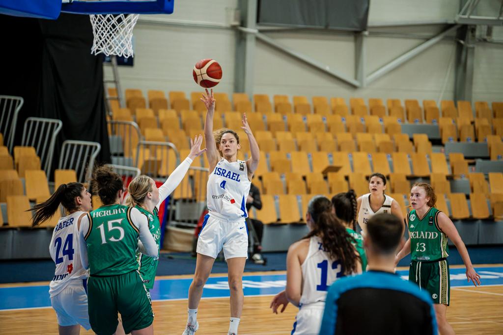 עדן רוטברג (עם הכדור) במדי נבחרת הנשים של ישראל בכדורסל מול אירלנד במוקדמות היורובאסקט (צילום: Renars Koris)