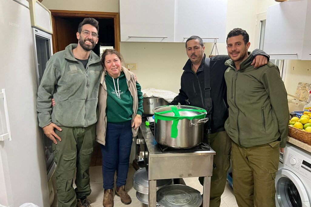 אורה חתן מבשלת לחיילים (צילום: אלבום פרטי)