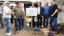 הנחת אבן הפינה לרפת בקיבוץ כיסופים, ע"ש ראובן הייניק ז"ל (צילום: רפי דלויה)