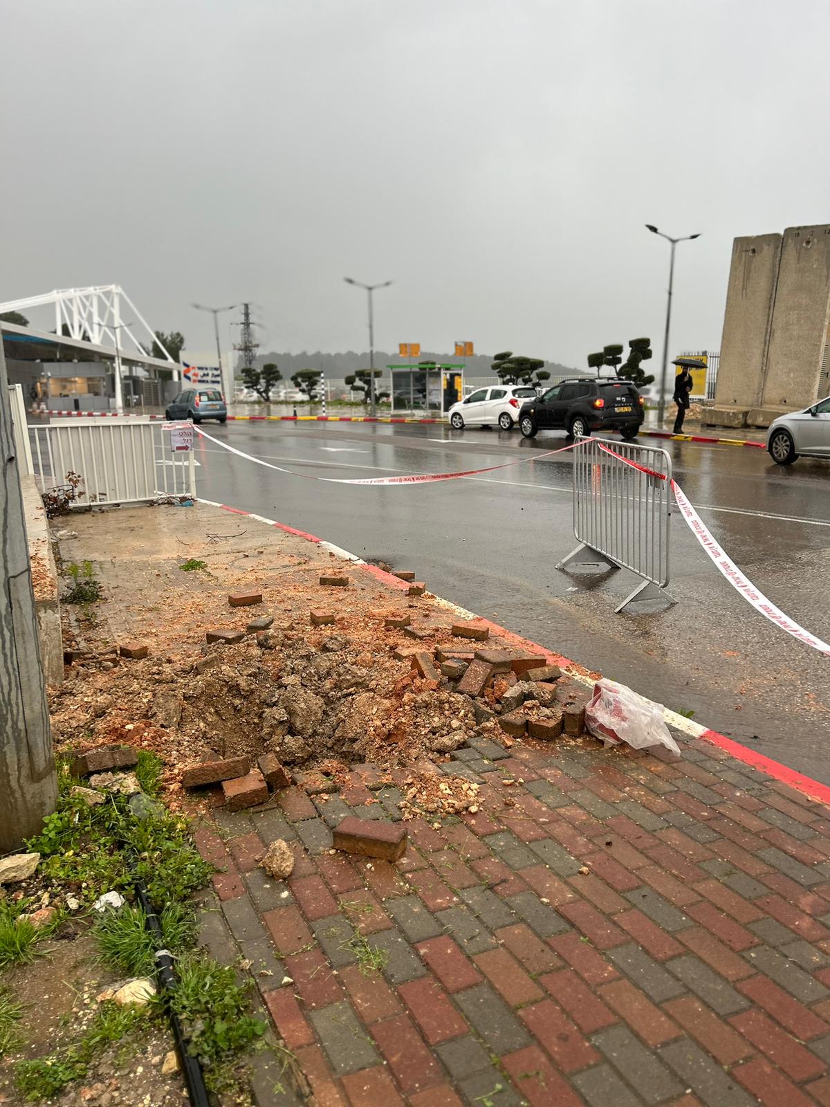 מקום נפילת הטיל (צילום: המרכז הרפואי זיו)