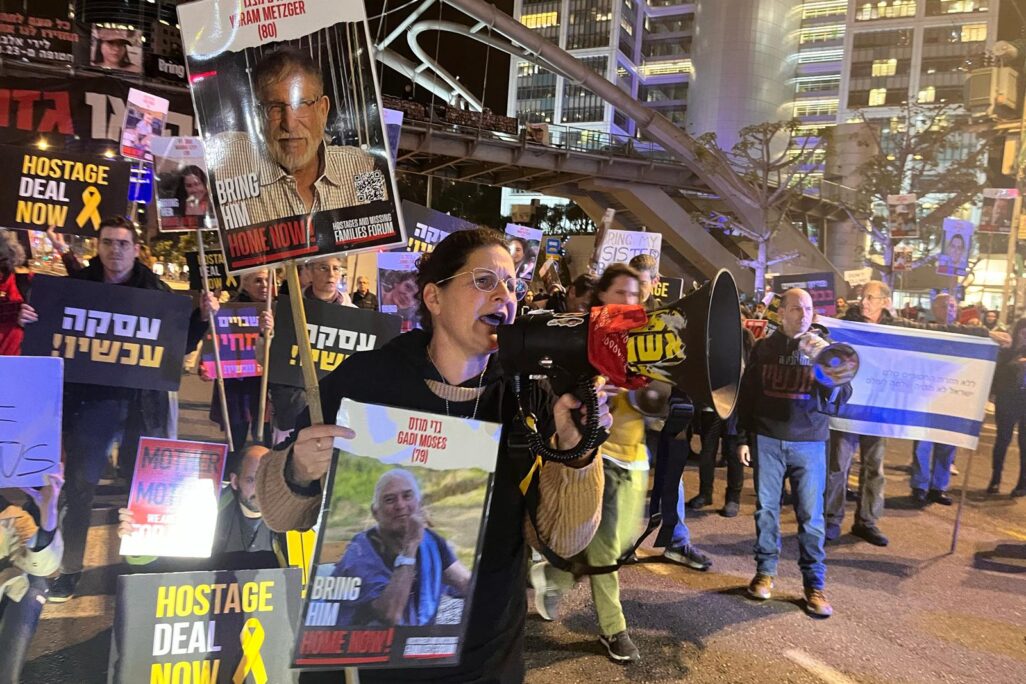 משפחות החוטפים חוסמות את דרך בגין בתל אביב (צילום: אורן דגן) משפחות החוטפים חוסמות את דרך בגין בתל אביב (צילום: אורן דגן)