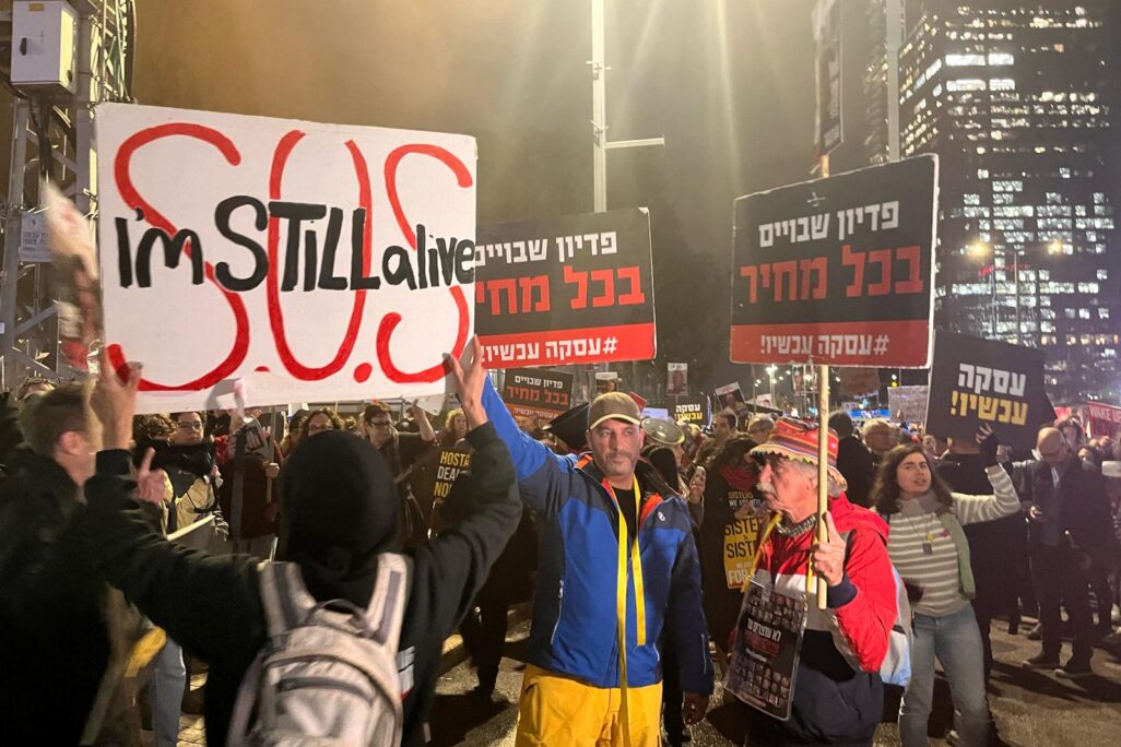 משפחות החוטפים חוסמות את דרך בגין בתל אביב (צילום: אורן דגן) משפחות החוטפים חוסמות את דרך בגין בתל אביב (צילום: אורן דגן)