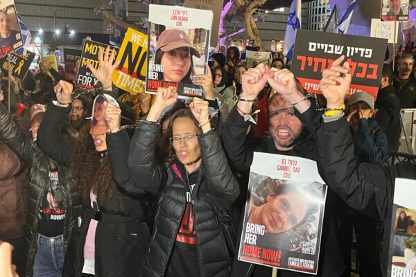 משפחות החטופים מפגינות מול הקריה בתל אביב בעת כינוס הקבינט (צילום: אורן דגן)