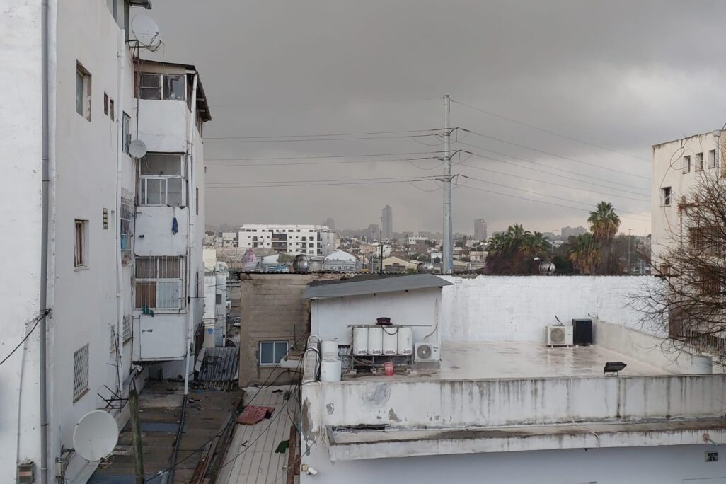 שמיים מעוננים בתל אביב (צילום: הדס יום טוב) שמיים מעוננים בתל אביב (צילום: הדס יום טוב)