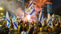 מפגינים בעד הקדמת הבחירות בקפלן (צילום: דורון הבסי)