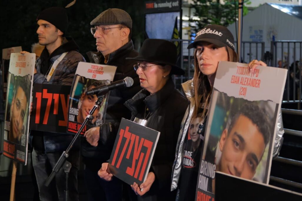 משפחות החטופים בעצרת בכיכר החטופים בתל אביב (צילום: אדר איל) משפחות החטופים בעצרת בכיכר החטופים בתל אביב (צילום: אדר איל)