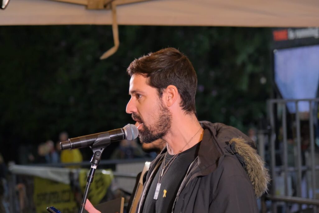 משפחות החטופים בעצרת בכיכר החטופים בתל אביב (צילום: אדר איל) משפחות החטופים בעצרת בכיכר החטופים בתל אביב (צילום: אדר איל)