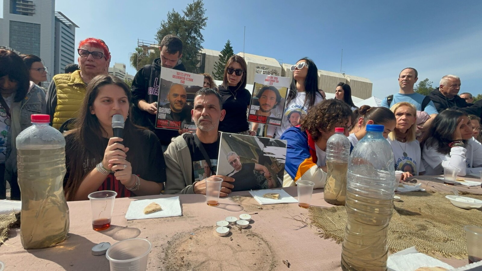 משפחות חטופים ב"קבלת שבת" בכיכר החטופים, בה הוגש האוכל שניתן לחטופים במנהרות חמאס: רבע פיתה (צילום: מטה משפחות החטופים)