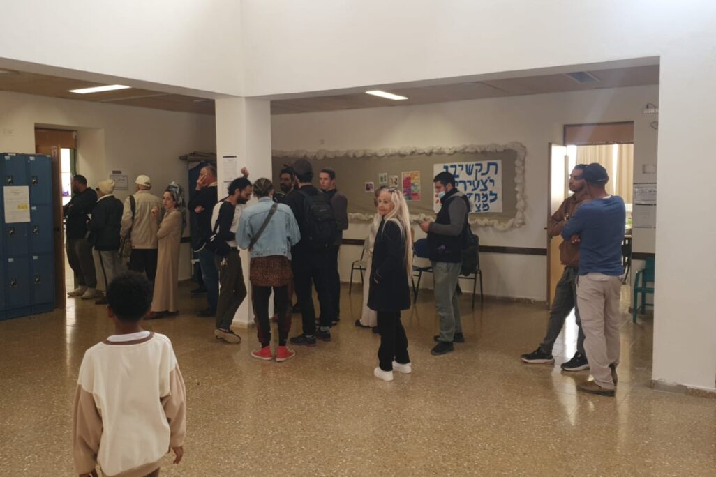 תור להצבעה בקלפי במצפה רמון (צילום: ארז רביב) תור להצבעה בקלפי במצפה רמון (צילום: ארז רביב)