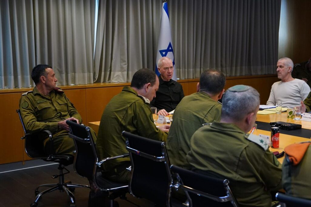שר הביטחון יואב גלנט לצד הרמטכ״ל הרצי הלוי וראש השב״כ רונן בר (צילום: אריאל חרמוני, משרד הביטחון) שר הביטחון יואב גלנט לצד הרמטכ״ל הרצי הלוי וראש השב״כ רונן בר (צילום: אריאל חרמוני, משרד הביטחון)
