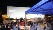 מאות חניכים מפגינים נגד הקיצוץ המתוכנן בתקציבי תנועות הנוער (צילום: טליה לבקוביץ')