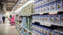 Baby food at the Rami Levy supermarket in Jerusalem on February 3, 2022. Photo by Yonatan Sindel/Flash90 *** Local Caption *** רמי לוי
קניות
אוכל
מוצרים
קונים
ישראלים
עובדים
ירושלים
מטרנה
סימילאק