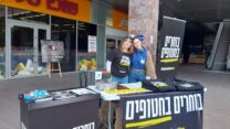 דוכן "בוחרים בחטופים" בפרץ סנטר, מגדל העמק. (צילום: המחנות העולים)
