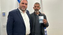 חמיד אבו ערער (מימין) ושר הפנים משה ארבל, שהעניק לערער מעמד תושב קבע בישראל (צילום: דוברות משרד הפנים)
