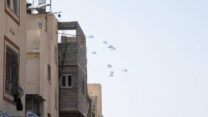 סיוע מוצנח לתושבי דרום הרצועה (צילום: דובר צה"ל בערבית)