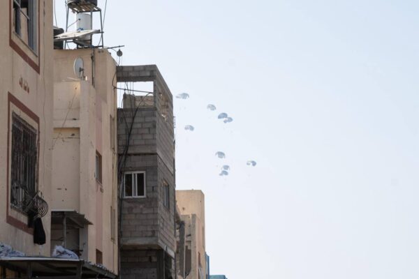 סיוע מוצנח לתושבי דרום הרצועה (צילום: דובר צה"ל בערבית)