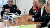ראש העיר הנבחר של צפת, שוקי אוחנה, עם מפקד תחנת המשטרה בחפ"ק (צילום: דוברות עיריית צפת)