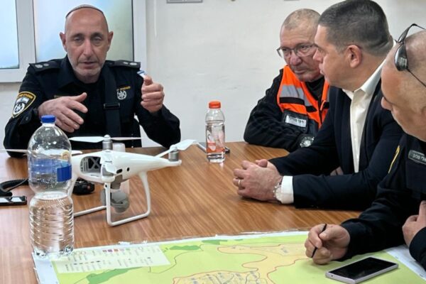ראש העיר הנבחר של צפת, שוקי אוחנה, עם מפקד תחנת המשטרה בחפ"ק (צילום: דוברות עיריית צפת)