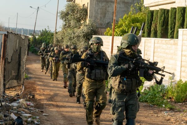 לוחמי צה"ל מבצעים מעצר ביהודה ושומרון (צילום: דובר צה"ל)