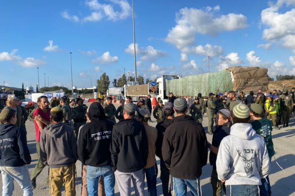 מפגינים בכרם שלום, לאחר שנמנעה חסימת המשאית (צילום: יהל פרג')