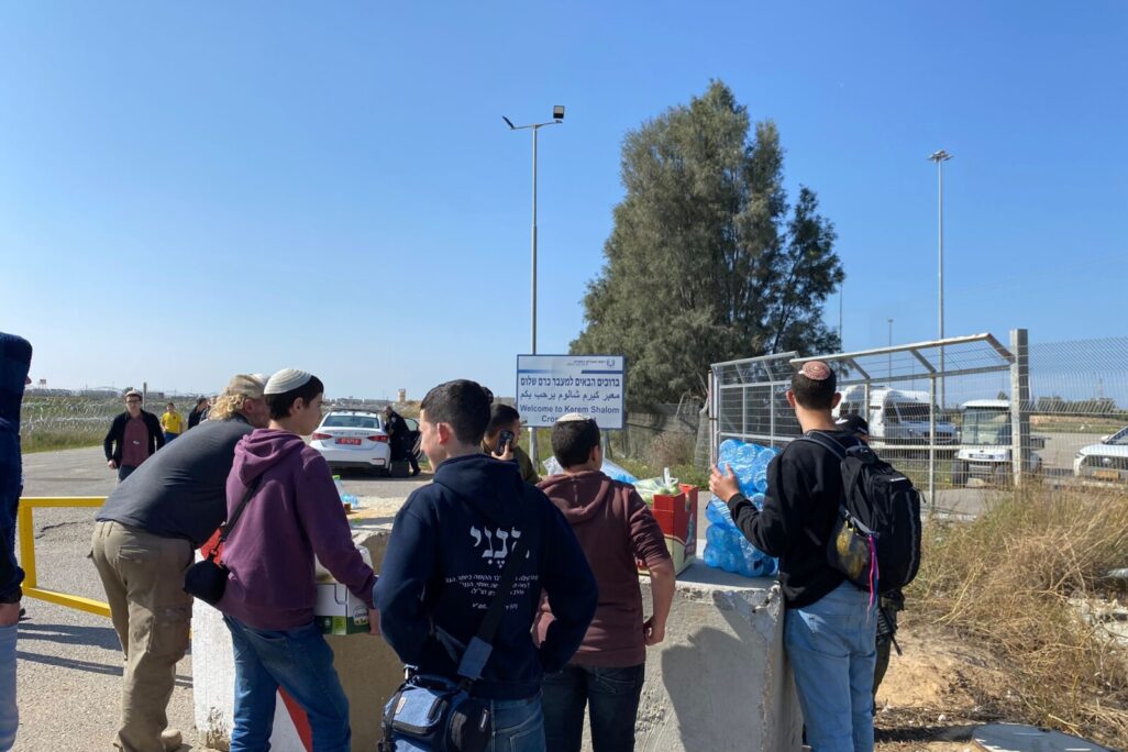 פעילים במהלך החסימה (צילום: יהל פרג') פעילים במהלך החסימה (צילום: יהל פרג')