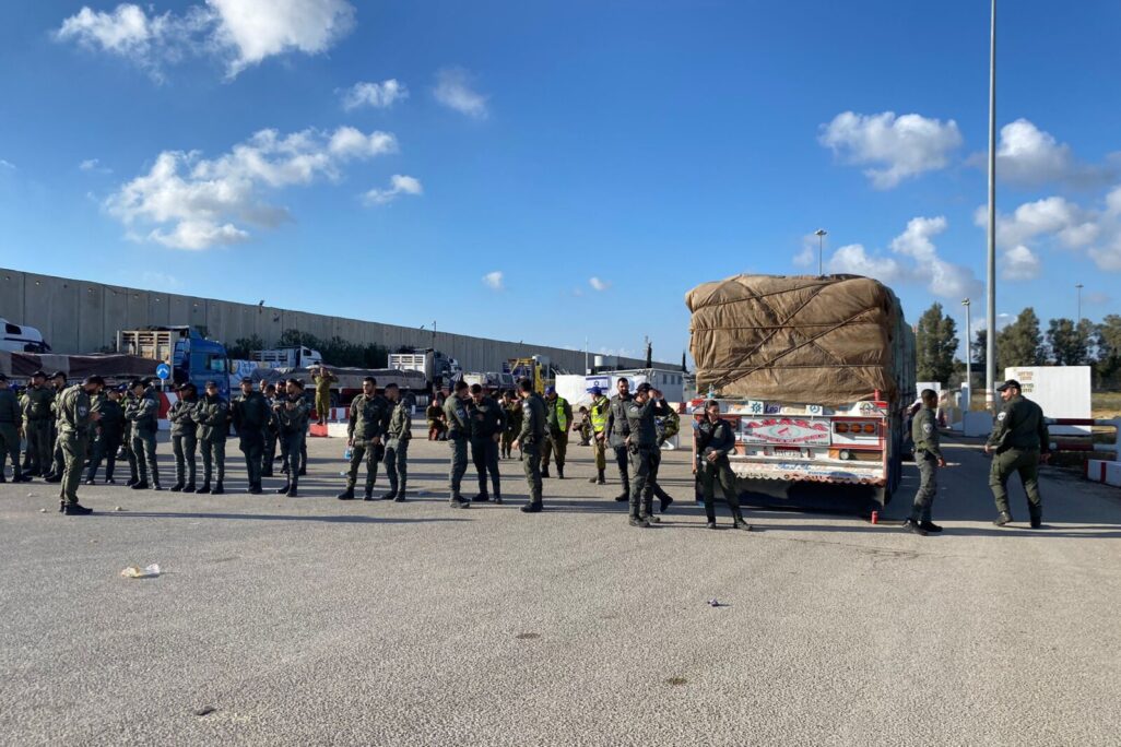 כוחות משטרה מגנים על מעבר המשאיות בכרם שלום (צילום: יעל פרג') כוחות משטרה מגנים על מעבר המשאיות בכרם שלום (צילום: יעל פרג')