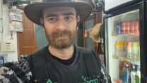 איגור אברמוביץ' עם שכפ"ץ בכולבו שלו במנרה (צילום באדיבות המצולם)