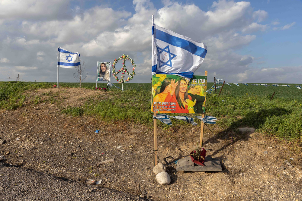 האנדרטאות של עדן גז ולירז אסולין (צילום: כדיה לוי)
