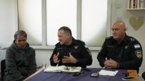 מפכ"ל המשטרה רנ"צ יעקב שבתאי עם בנצ'י קסאו (צילום: דוברות המשטרה)
