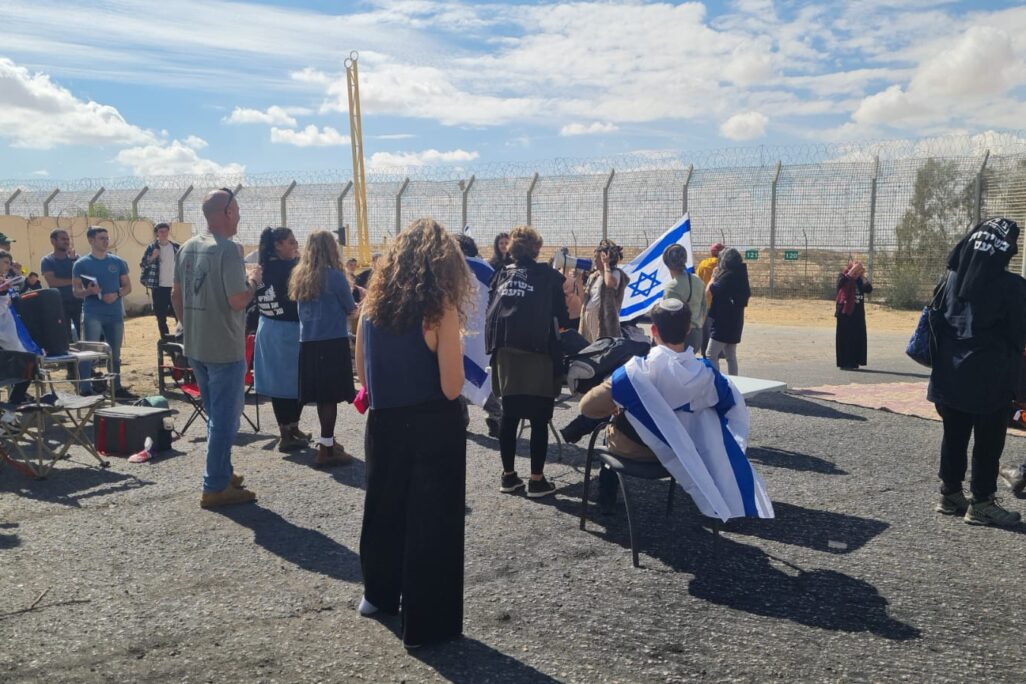 משתתפים במחאת 'צו 9' במעבר ניצנה (צילום: מחאת 'צו 9')