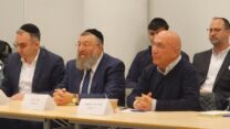 פרופ' צביקה אקשטיין, שר העבודה יואב בן צור ומנכ"ל משרד העבודה ישראל אוזן (צילום: משרד העבודה)