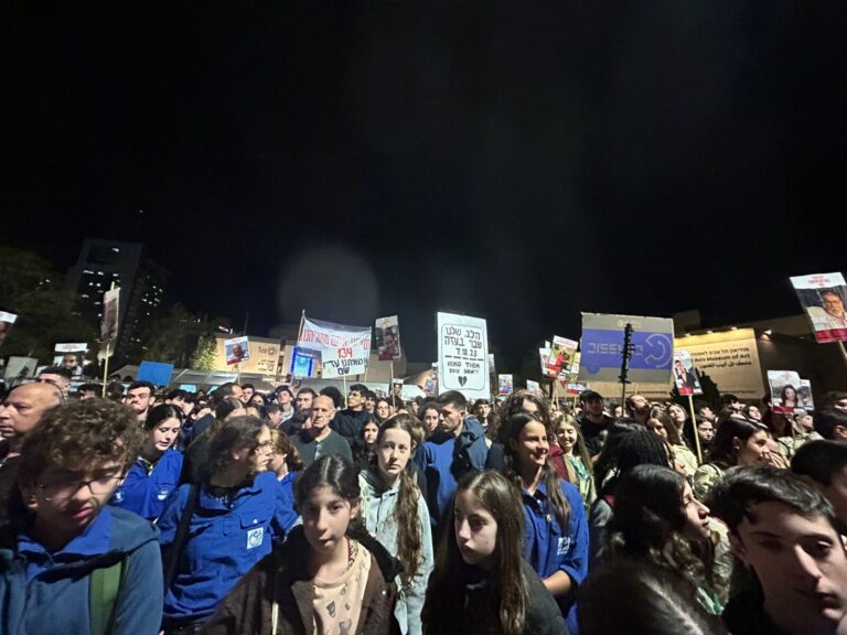 Youth at the rally to return the hostages. (Photo: Machanot HaOlim)