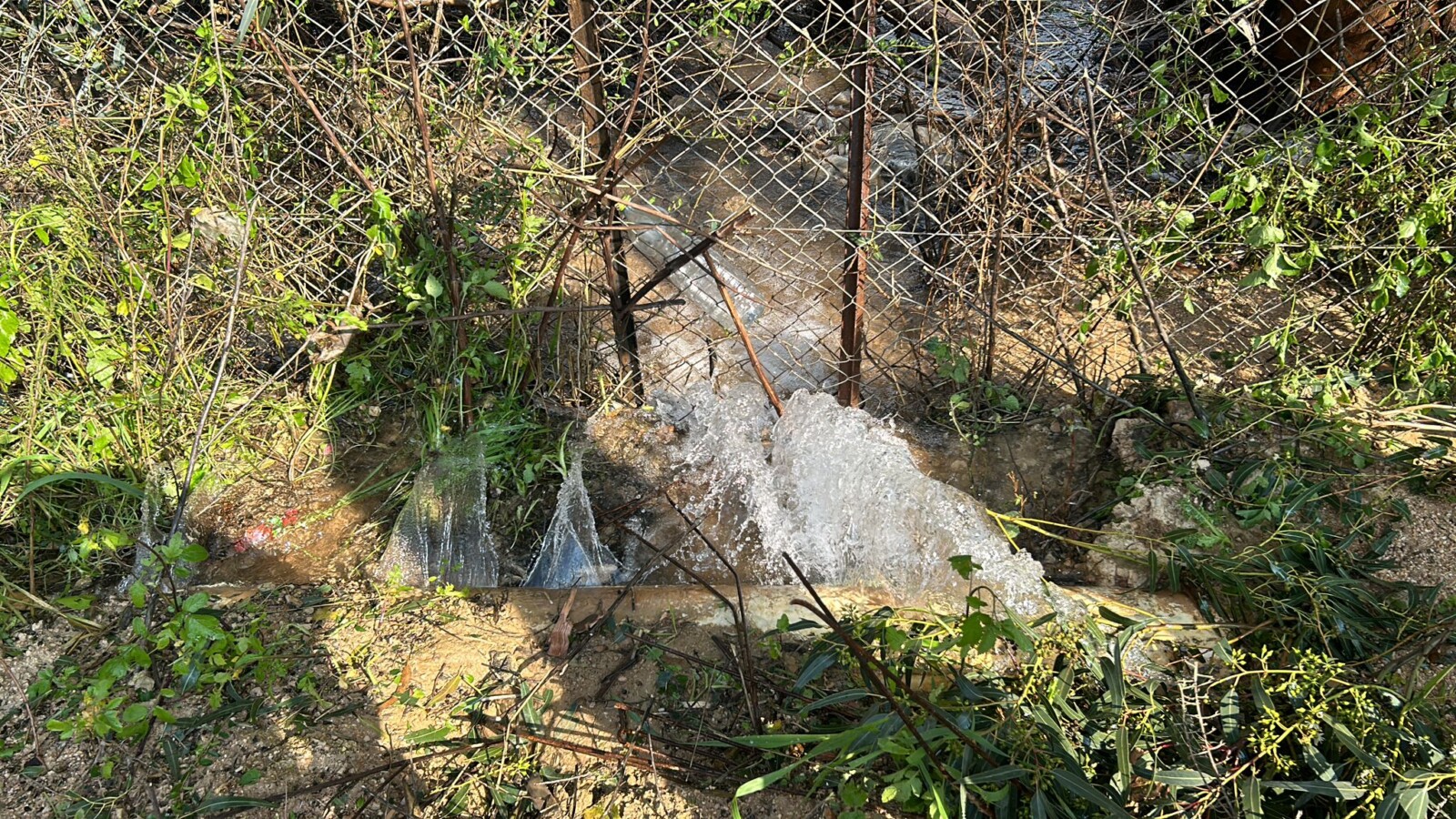 צינור ההשקיה שנפגע מרקטה בקיבוץ בגליל העליון (צילום: המועצה האזורית גליל עליון)
