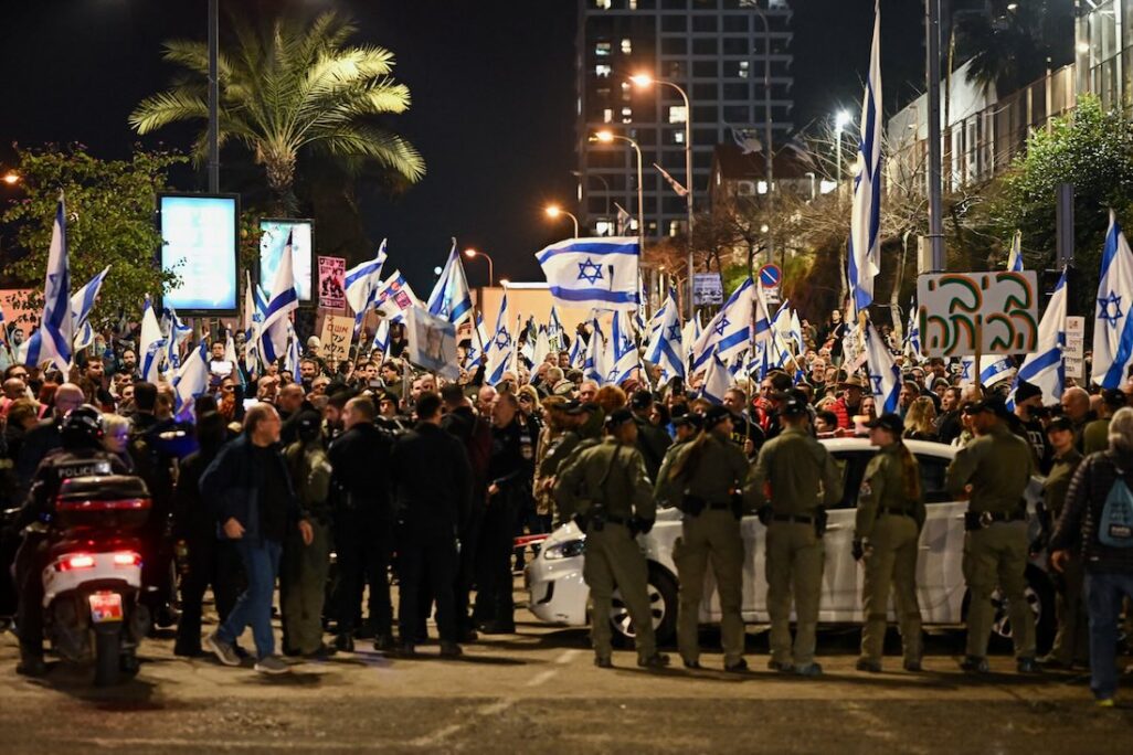 מפגינים ושוטרים בתל אביב במהלך מחאה נגד הממשלה (צילום: REUTERS/Dylan Martinez) מפגינים ושוטרים בתל אביב במהלך מחאה נגד הממשלה (צילום: REUTERS/Dylan Martinez)
