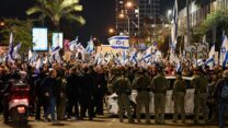 מפגינים ושוטרים בתל אביב במהלך מחאה נגד הממשלה (צילום: REUTERS/Dylan Martinez)