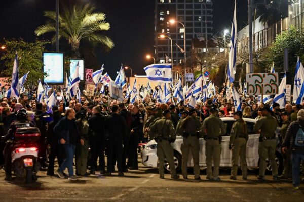 מפגינים ושוטרים בתל אביב במהלך מחאה נגד הממשלה (צילום: REUTERS/Dylan Martinez)