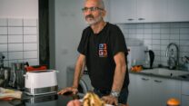 שבתאי גבאי בדירה בבניין ברחוב הרצל בתל אביב אליו פונתה קהילת רעים (צילום: דוד טברסקי)