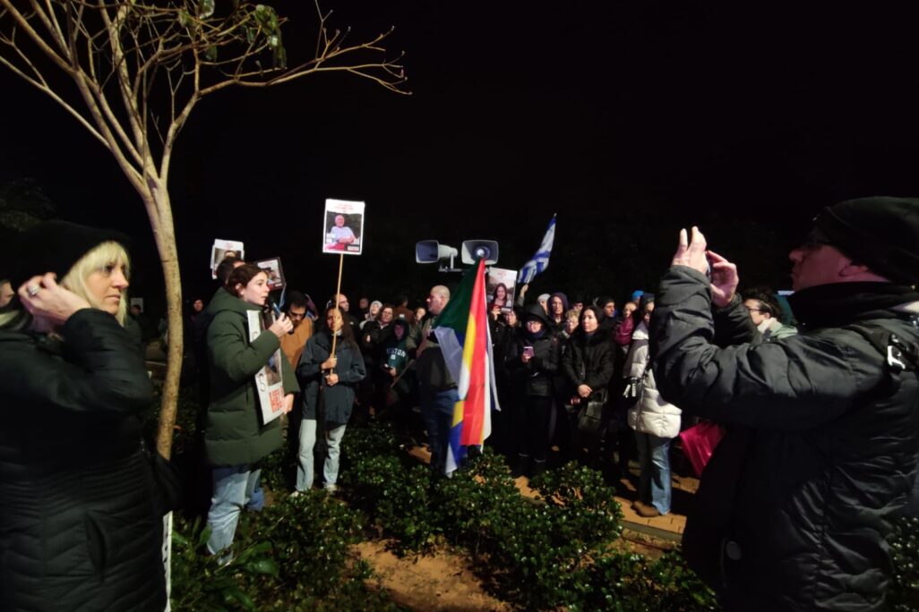 שיר סיגל, שאביה קית' סיגל חטוף בעזה, נושאת דברים בקיסריה (צילום: ללא קרדיט)