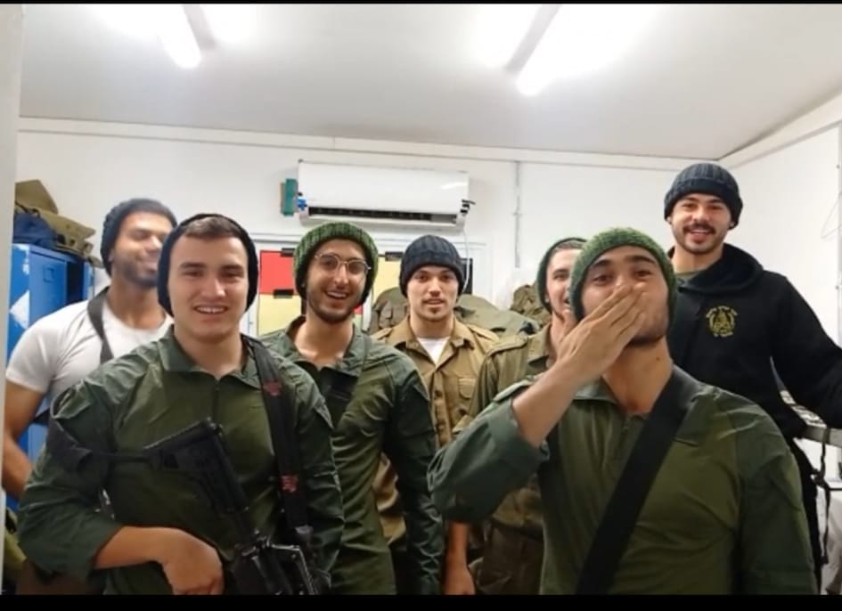 חיילים מודים על הכובעים (צילום: אלבום פרטי)