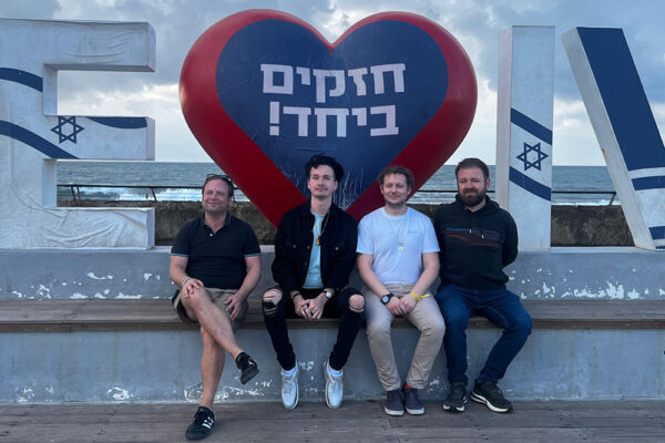 פעילי האיגודים מגרמניה שבאו להתנדב בישראל: טים אקרמן (מימין), אלכסנדר קינג, דניס דקה ומרטין שטרומאייר (צילום: האגף לקשרים בינלאומיים בהסתדרות)