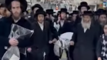 תיעוד מחטיפת גופת הנער מבית שמש בידי קיצוניים (צילום מסך: ללא קרדיט)